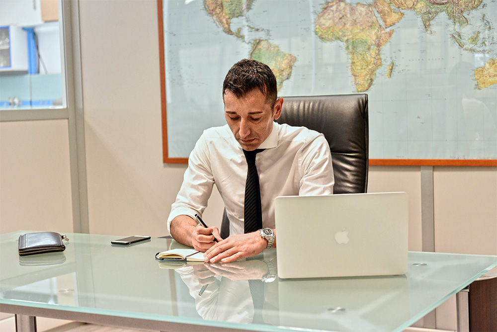 Paolo Pollacino alla scrivania di MotivexLab