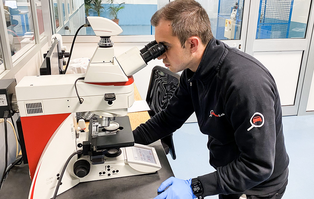 Tecnico MotivexLab al microscopio