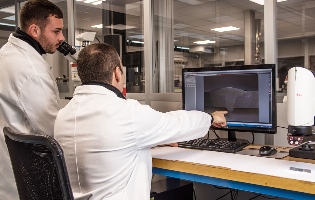Operatori MotivexLab nell'analisi al microscopio