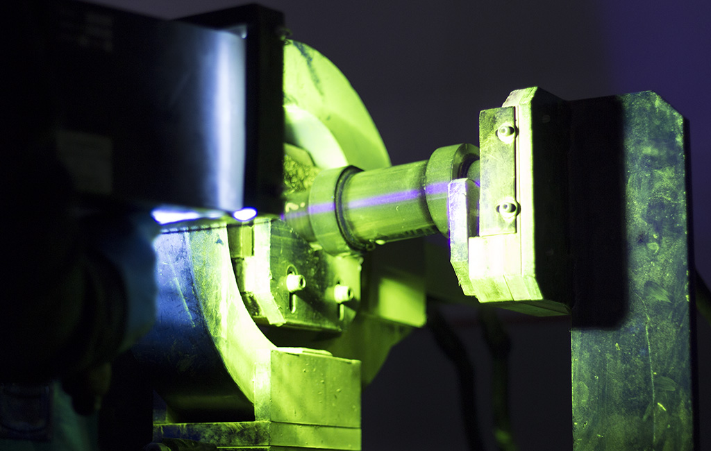 Magnetoscopia: dettaglio della fase di controllo del campione con lampada UV