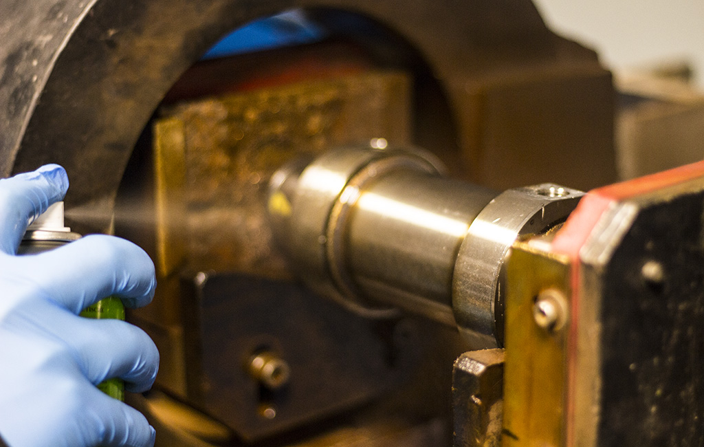 Magnetoscopia: dettaglio della fase di irrorazione del campione con soluzione fluorescente