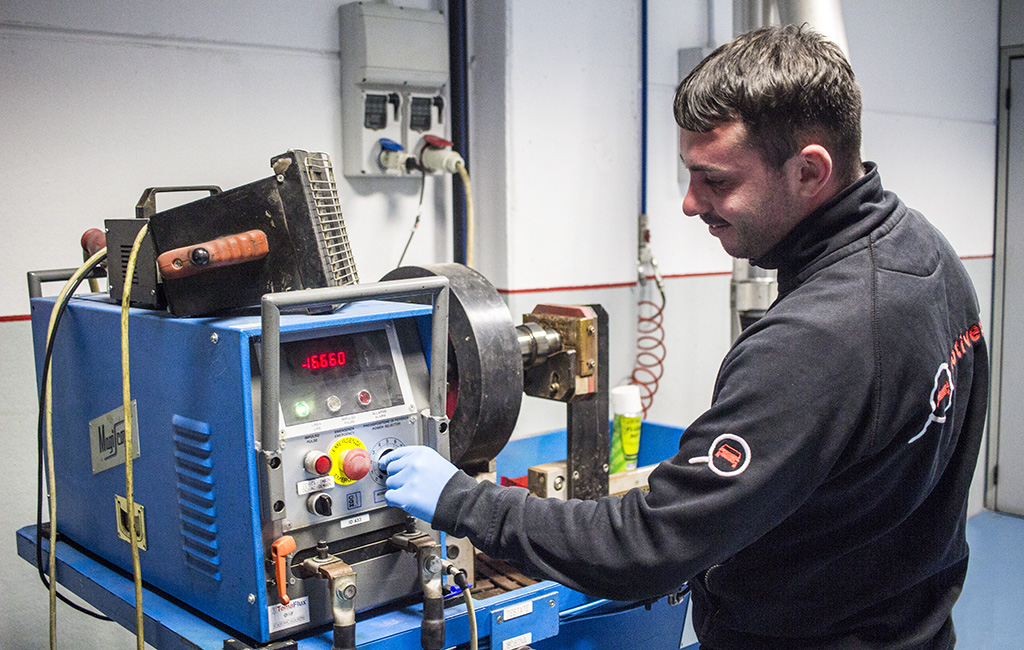 Tecnico di laboratorio specializzato mentre effettua un controllo magnetoscopico