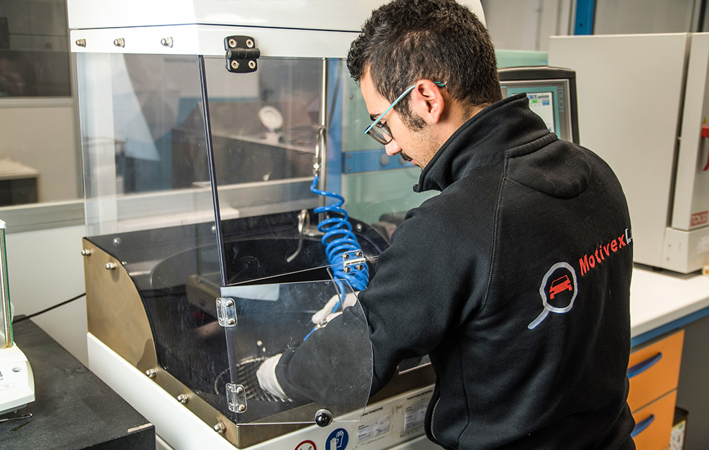 Tecnico di Laboratorio Specializzato durante il test di contaminazione secondo norma ISO 16232