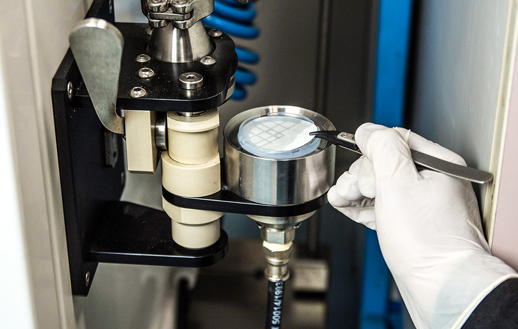 Prelievo del filtro finalizzato al test di contaminazione secondo ISO 16232