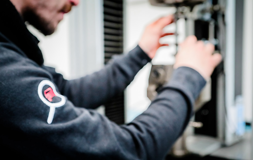 Tecnico di Laboratorio specializzato durante una prova di trazione