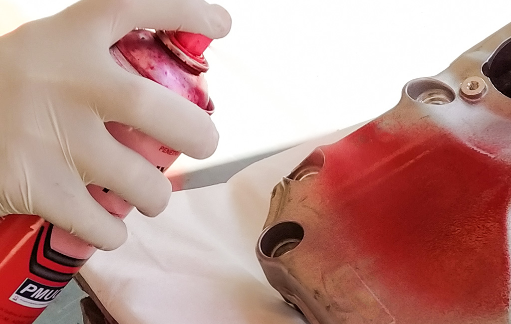 Controllo mediante liquidi penetranti: dettaglio dell'applicazione del liquido penetrante