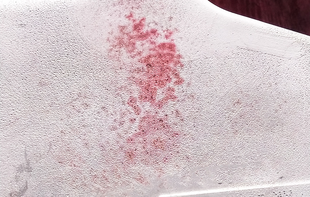 Controllo mediante liquidi penetranti: il liquido penetrante reso visibile ad occhio nudo dall'agente rilevante