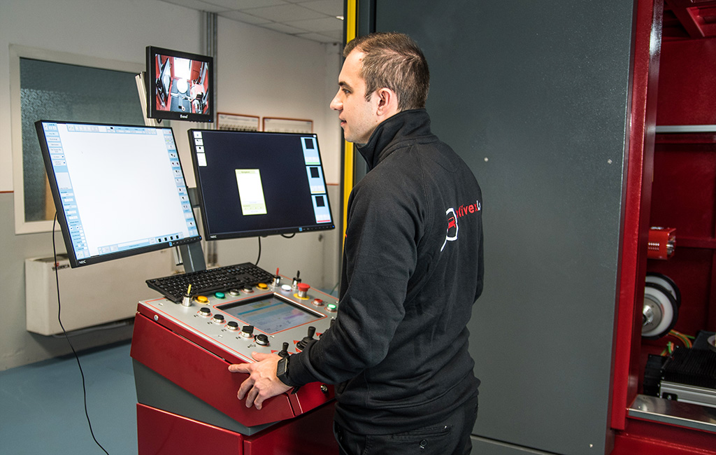 Tecnico Specializzato di MotivexLab durante l'analisi di Tomografia Industriale Computerizzata