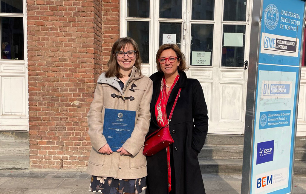 Elisabetta e Francesca davanti alla facoltà di management ed economia