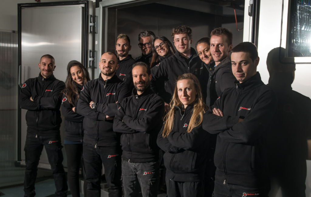 Parte dello staff di MotivexLab davanti alla nuova Camera Climatica