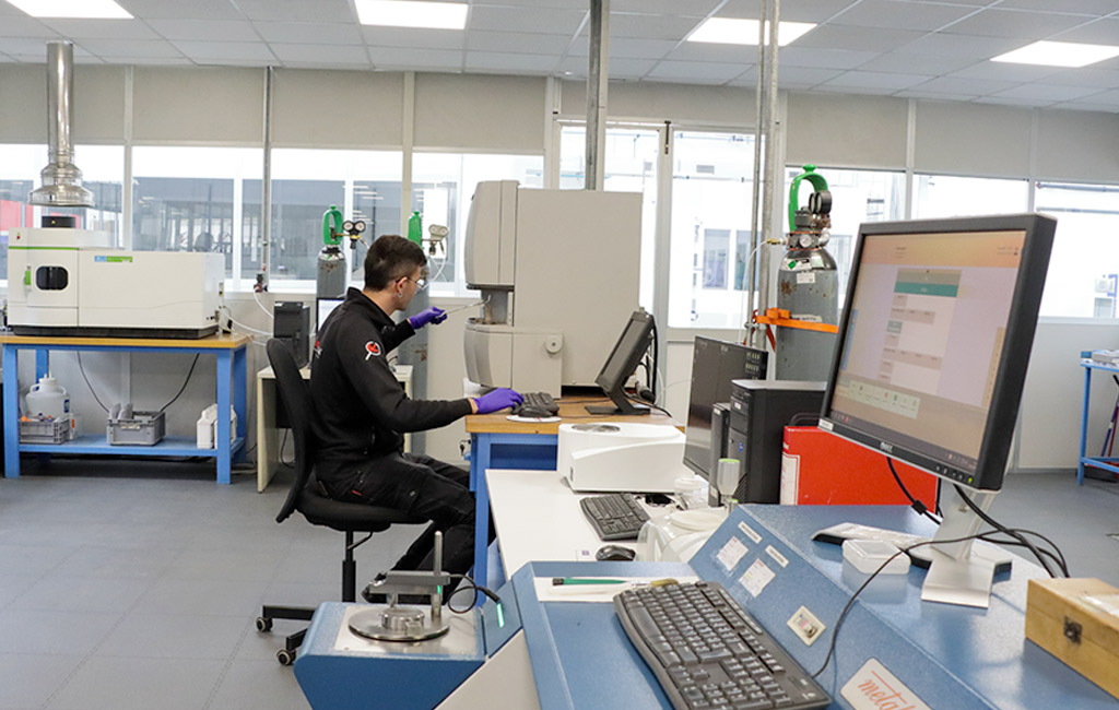 Tratt-Termici-9744 Tecnici al lavoro - microscopio