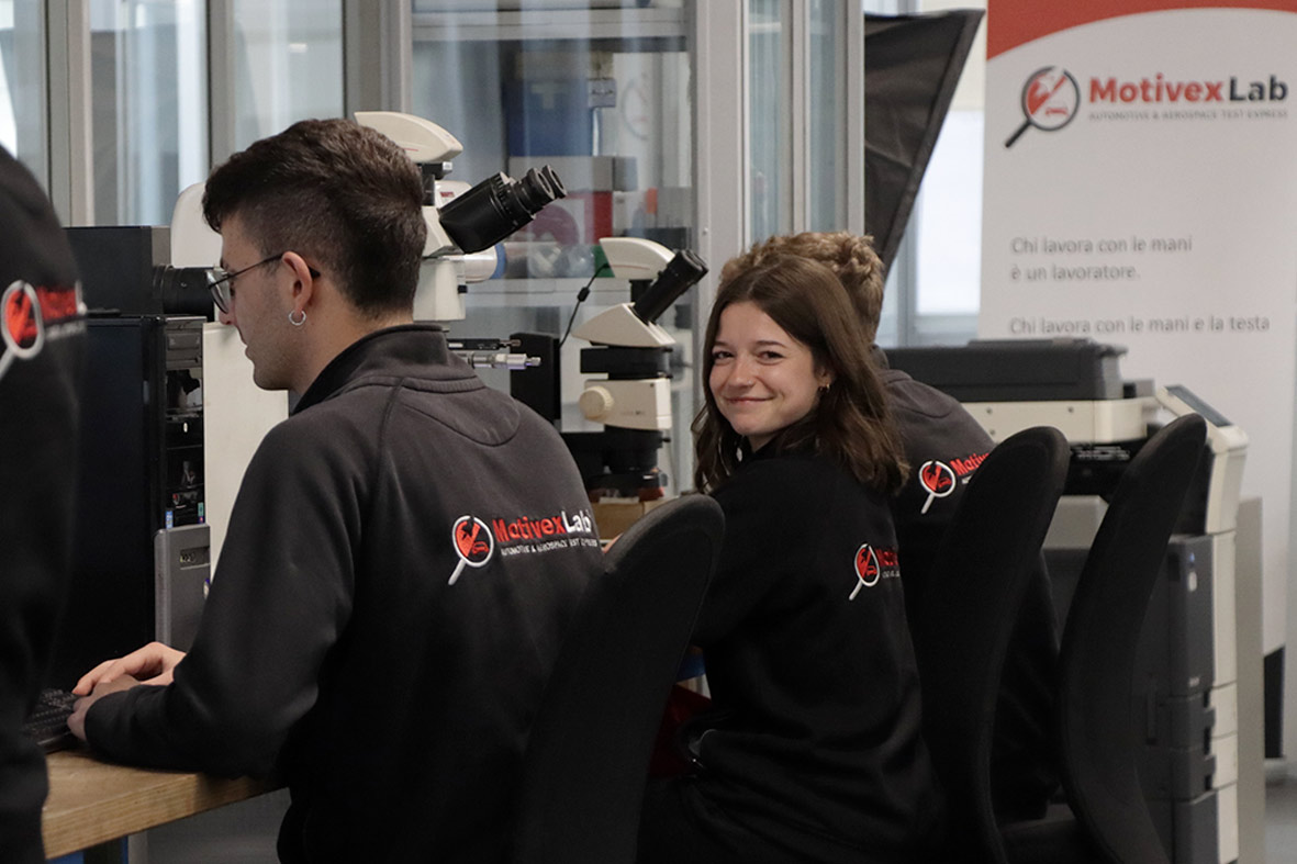 Tecnici al lavoro - microscopio